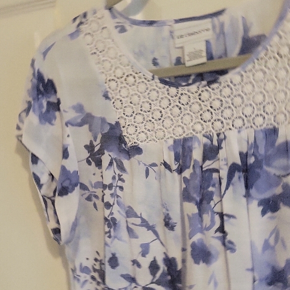 Liz Claiborne womans sheer Blue White Floral Top crochet detailing pleats szLG - Picture 3 of 4